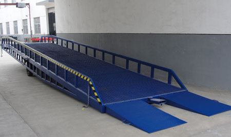 移動(dòng)式登車橋 移動(dòng)式登車橋